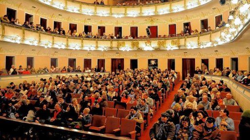 Controversia en el Teatro 3 de Febrero: funciones suspendidas por irregularidades