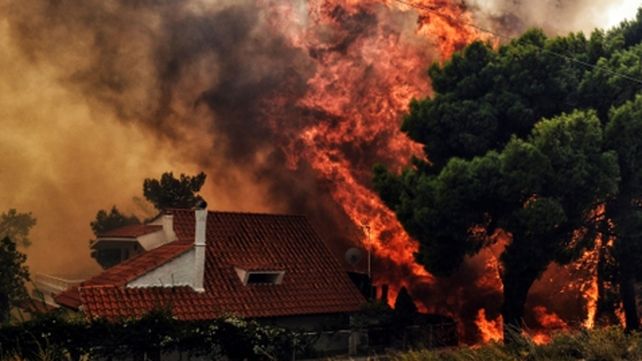 Fuera de control. Una vivienda es presa de las llamas. Se produjeron 15 focos ígneos simultáneos.