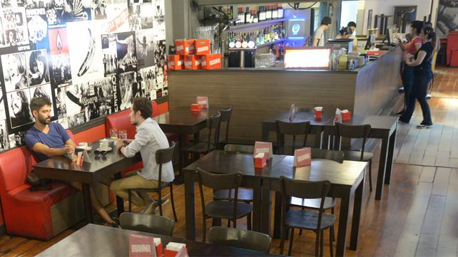 Los clientes deberán identificarse para entrar a bares y restaurantes una vez que reabran