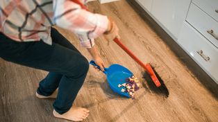 La mujeres tienen más participación en el trabajo productivo total de la población porque, si bien ocupan menos puestos remunerados que los hombres, son quienes más asumen las tareas domésticas y de cuidado (un 91,6% de ellas, frente a un 73,9% de ellos),