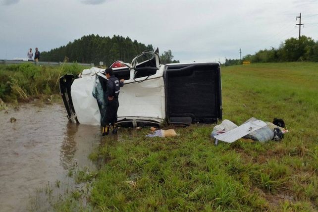 Autovía Artigas: Ocurrieron dos vuelcos bajo la lluvia a pocos kilómetros de distancia