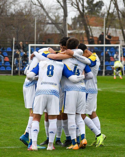 Los jugadores de Central celebran uno de los tres goles que el Canalla le marcó a Tigre