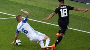 ¿Y el VAR, se lo jugaron al truco? Era mano y penal para Argentina
