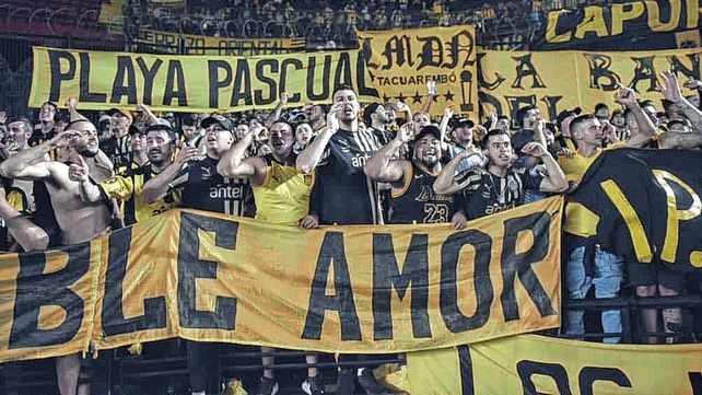Los hinchas de Peñarol en Santa Fe.