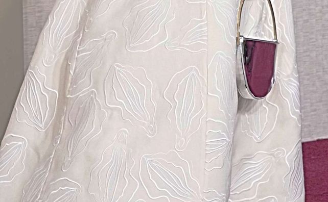El detalle de bordados de vulvas en el vestido que Gillian Anderson lució en los Globos de Oro