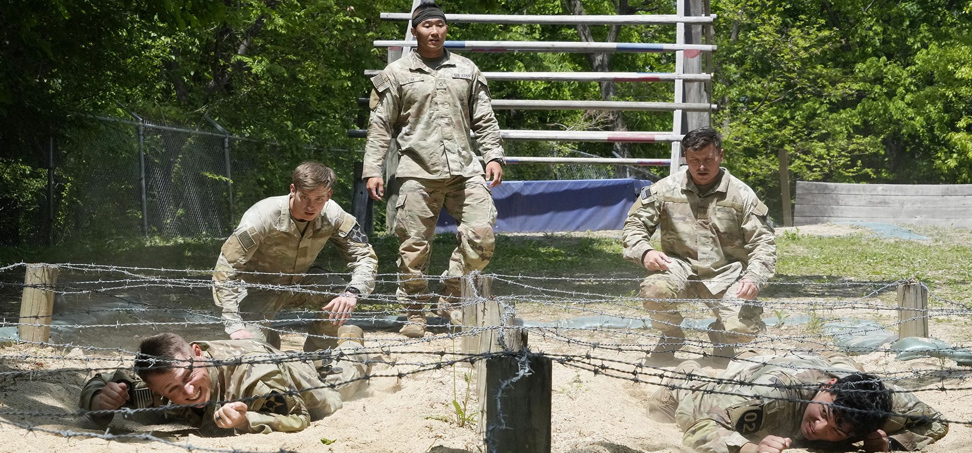 Soldados estadounidenses de la 2.ª División de Infantería se arrastran debajo de un alambre de púas en una carrera de obstáculos durante la competencia Mejor Escuadrón 2023 en Camp Casey en Dongducheon, Corea del Sur, el miércoles 3 de mayo de 2023. (Foto AP/Ahn Young-joon)