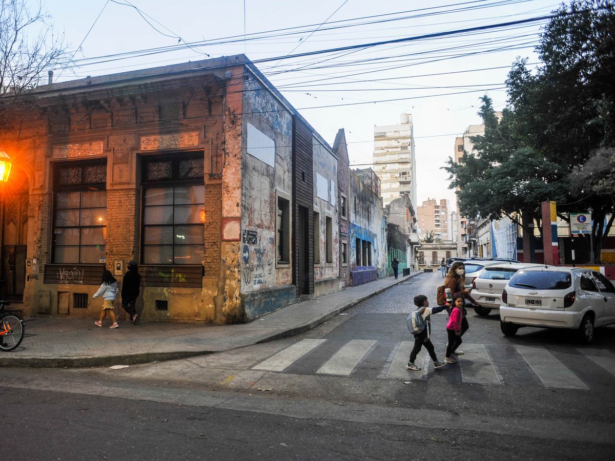 Un tradicional corredor artístico y cultural del centro vive su agonía