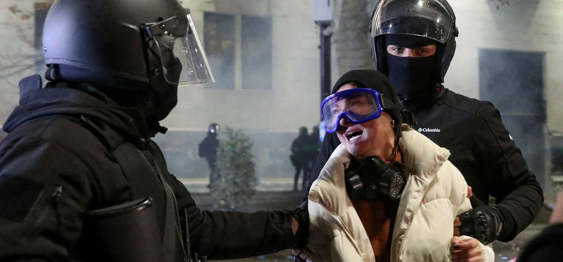 Agentes de las fuerzas del orden detienen a una persona mientras simpatizantes de los partidos de oposición de Georgia realizan una manifestación para protestar contra la decisión del gobierno de suspender las conversaciones sobre la adhesión a la Unión Europea,Tiflis, Georgia. Fotografía: Irakli Gedenidze/Reuters Agentes de las fuerzas del orden detienen a una persona mientras simpatizantes de los partidos de oposición de Georgia realizan una manifestación para protestar contra la decisión del gobierno de suspender las conversaciones sobre la adhesión a la Unión Europea,Tiflis, Georgia. Fotografía: Irakli Gedenidze/Reuters