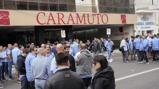 Compañeros de trabajo de César Roldán en la puerta de la casa velatoria, de Córdoba al 2900.