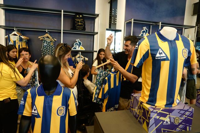 Fiebre canalla para comprar la camiseta que rememora la obtención de la Copa Conmebol