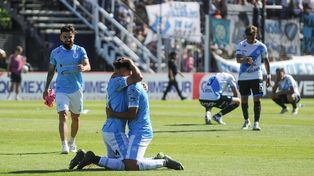 Festejo de Defensores Unidos y resignación en Villa San Carlos, en cancha de Gimnasia.