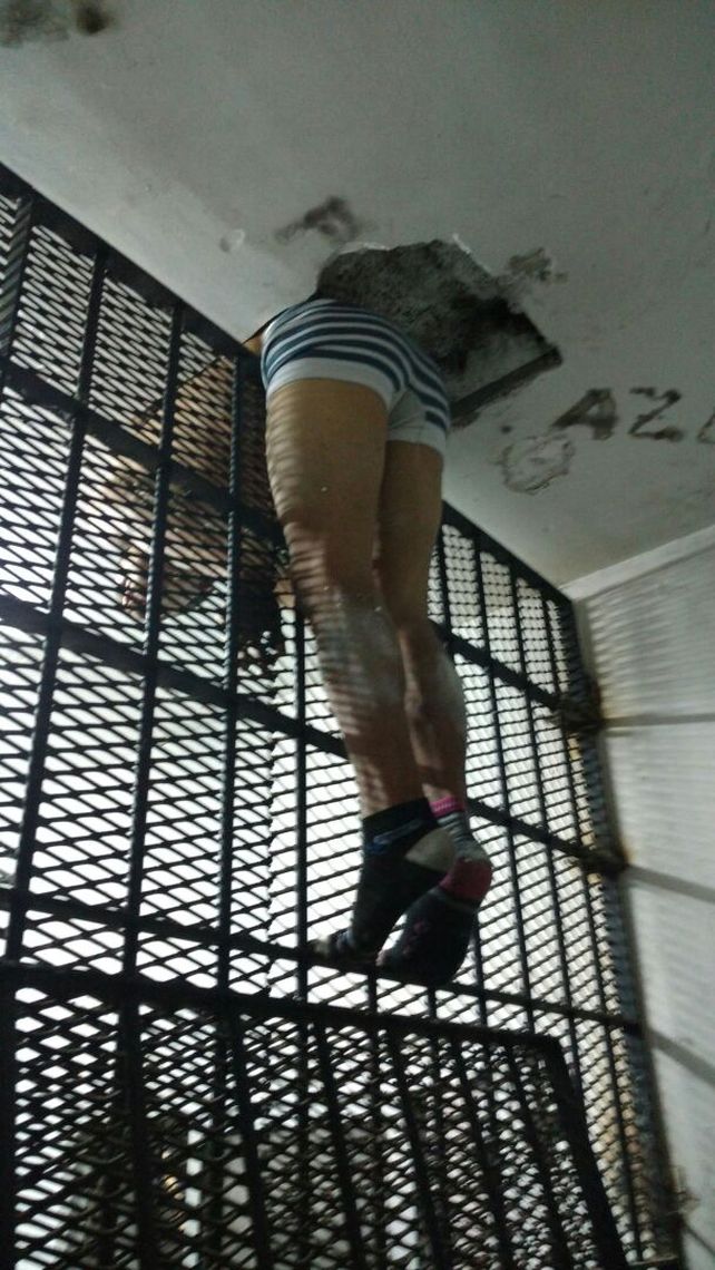 El video de un preso que trató de huir de la subcomisaría 17ª y quedó colgado de la reja