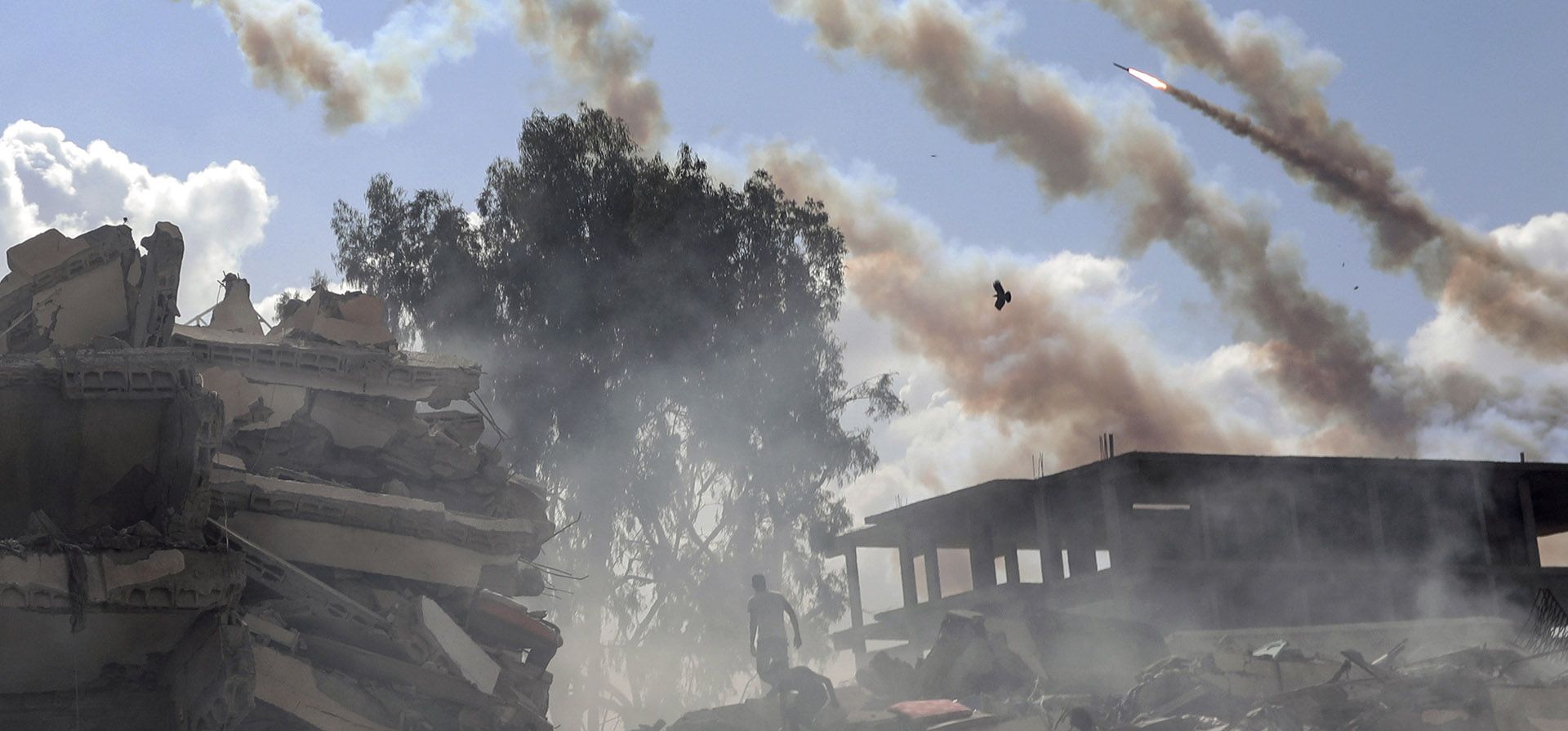 Cohetes disparados desde la Franja de Gaza hacia Israel sobre edificios destruidos tras los ataques aéreos israelíes en la ciudad de Gaza, en el centro de la Franja de Gaza, el jueves 19 de octubre de 2023. (Foto AP/Mohammed Dahman) Cohetes disparados desde la Franja de Gaza hacia Israel sobre edificios destruidos tras los ataques aéreos israelíes en la ciudad de Gaza, en el centro de la Franja de Gaza, el jueves 19 de octubre de 2023. (Foto AP/Mohammed Dahman)