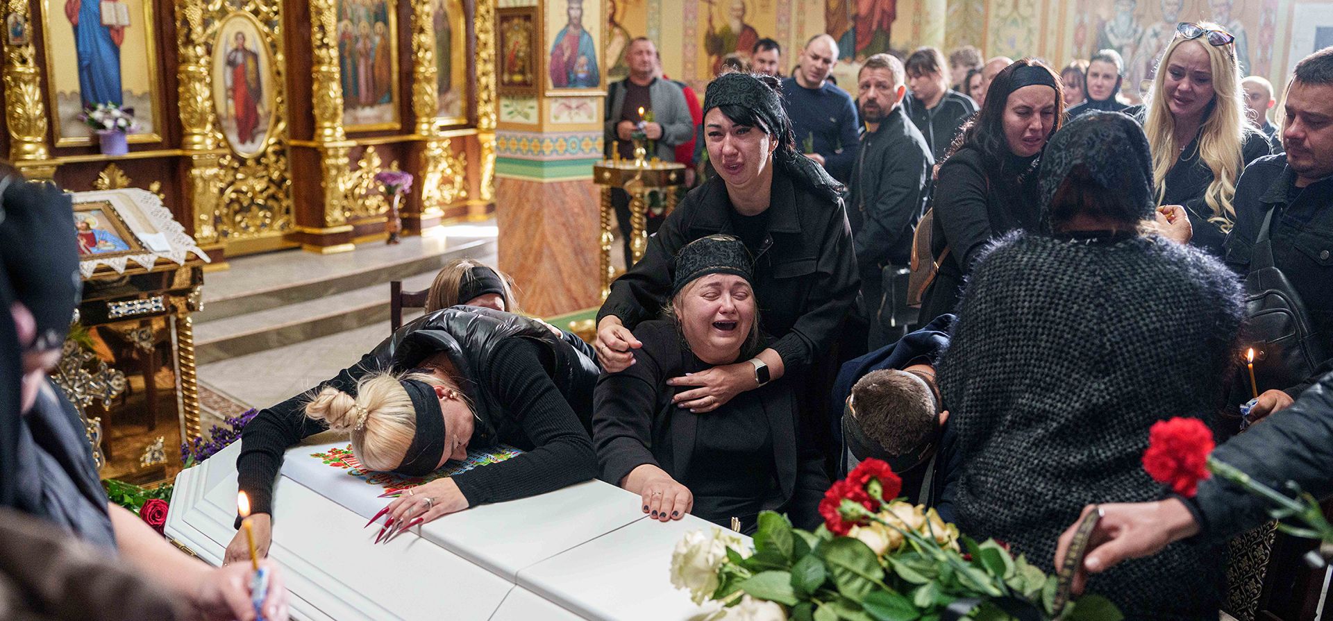 Una madre rodeada por familiares llora sentada junto al ataúd de su hijo Illia Honcharenko, de 14 años, asesinado por un ataque ruso con cohete contra una vivienda el 30 de septiembre, durante su funeral en Vyshhorod, en la región de Kiev, Ucrania el viernes 2 de octubre de 2026. (AP Foto/Evgeniy Maloletka) Una madre rodeada por familiares llora sentada junto al ataúd de su hijo Illia Honcharenko, de 14 años, asesinado por un ataque ruso con cohete contra una vivienda el 30 de septiembre, durante su funeral en Vyshhorod, en la región de Kiev, Ucrania el viernes 2 de octubre de 2026. (AP Foto/Evgeniy Maloletka)