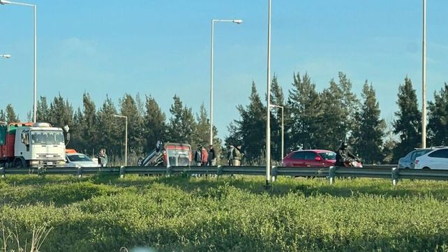 El vehículo Renault Kangoo volcó este miércoles a la altura de Funes.&nbsp;