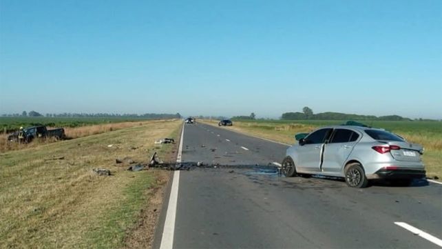 El panorama en la ruta 90 entre Alcorta y Carrera tras el choque frontal entre un auto y una camioneta