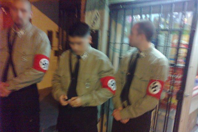 Polémica por la fotografía de tres jóvenes disfrazados de nazis