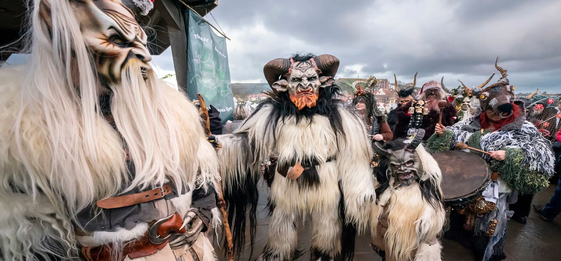 Whitby, Reino Unido. La gente participa en Krampus Run, un desfile callejero que celebra a la criatura con cuernos que acompaña a San Nicolás en sus rondas. Fotografía: Danny Lawson/PA