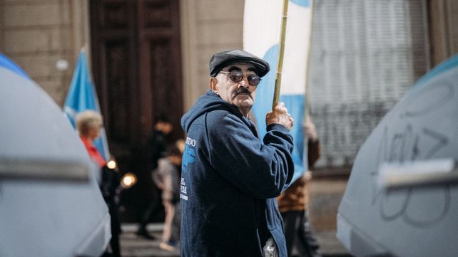 Rogelio Frigerio participó de la tradicional vigilia en homenaje a los 632 caídos en la Guerra de Malvinas en la Plaza de las Colectividades