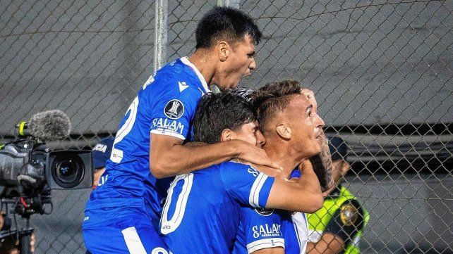 El Vélez del Mellizo Guillermo goleó al Olimpia de Palermo
