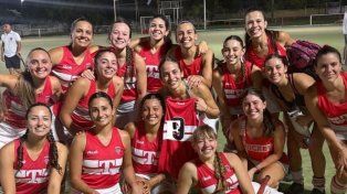 Las jugadoras de Talleres Rojo celebrando su pase a la final del Torneo Oficial de Damas.
