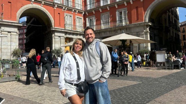 El exdelantero de Newells y su pareja pasaron por Madrid.