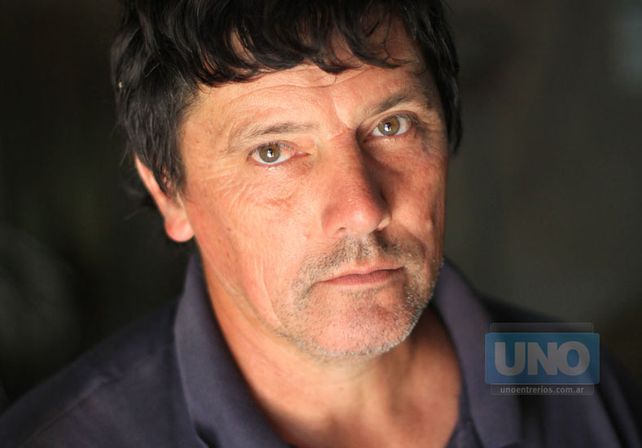 Roberto Miguel López en la escobería.  Foto UNO/Juan Ignacio Pereira