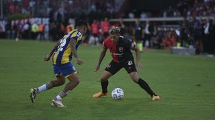 Luciano Herrera, uno de los pocos que quedó en Newells del último clásico en el Coloso, ante Emanuel Coronel.