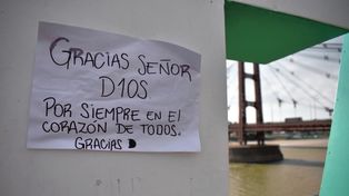 El último adiós de los santafesinos a Maradona en la costanera