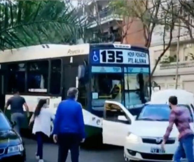Una postal de la violenta escena.