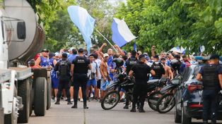 Afuera del estadio había muchos barras para entrar a ver la final del fútbol femenino en Mendoza.&nbsp;