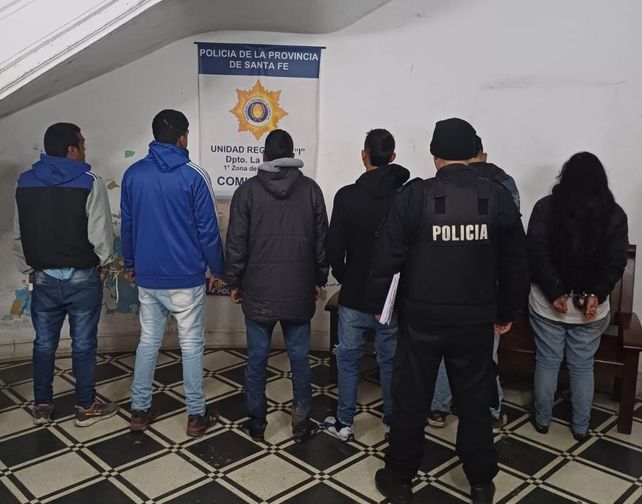 B° Centenario: detuvieron a seis personas tras una balacera que dejó un policía herido y patrulleros dañados