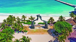 Playa del Carmen pertence al estado de Quintana Roo y es famosa por sus playas bordeadas de palmeras y los arrecifes de coral.
