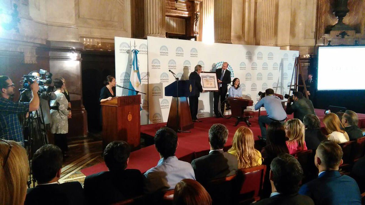 Los participantes de la ceremonia de entrega de la distinción del ...