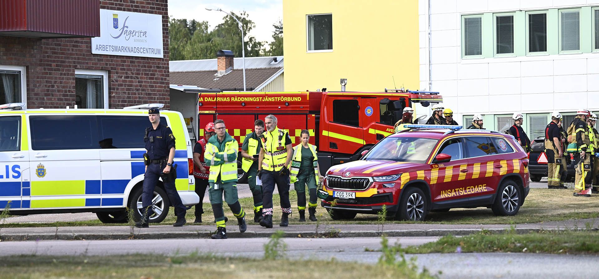 Policías y personal de emergencia en las afueras de Brinellskolan durante una importante intervención de emergencia tras un incidente en el que un hombre armado con una espada hirió presuntamente a varias personas en la escuela de Fagersta, Suecia, el viernes 21 de agosto de 2026. (Fredrik Sandberg/TT News Agency vía AP) Policías y personal de emergencia en las afueras de Brinellskolan durante una importante intervención de emergencia tras un incidente en el que un hombre armado con una espada hirió presuntamente a varias personas en la escuela de Fagersta, Suecia, el viernes 21 de agosto de 2026. (Fredrik Sandberg/TT News Agency vía AP)