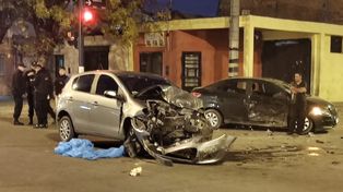 El Fiat Palio quedó con su parte delantera destrozada tras embestir al Chevrolet Prisma.