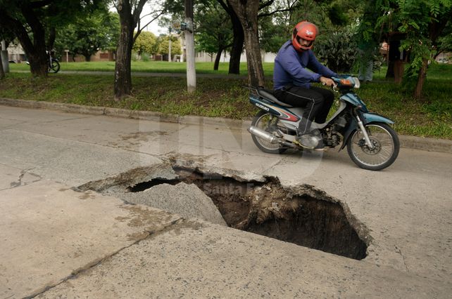 El socavón que se formó en barrio Siete jefes.