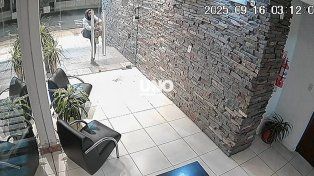Audaz robo en barrio Sur. Un delincuente a cara descubierta asaltó un edificio y escapó con un monopatín.