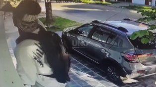 Captura del video que registra el momento del robo en barrio Sargento Cabral
