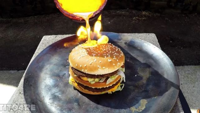 ¿Qué le pasa a una hamburguesa de McDonalds cuando le viertes cobre fundido?