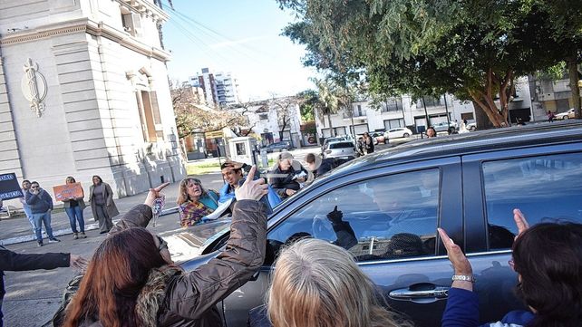 Protesta frente a la Legislatura contra el veto a la ley de emergencia en discapacidad: insultaron al diputado Mayoraz