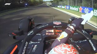 Captura de pantalla del momento en el que Max Verstappen arroja la toalla a la pista de Hungaroring.&nbsp;