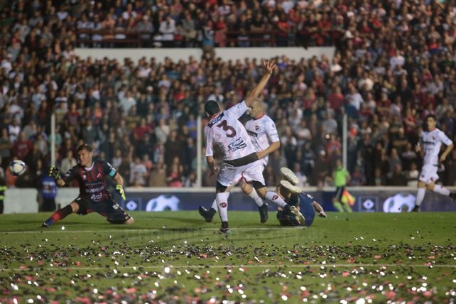 Boca derrotó a Patronato por 2 a 0 y festejó en un Grella repleto