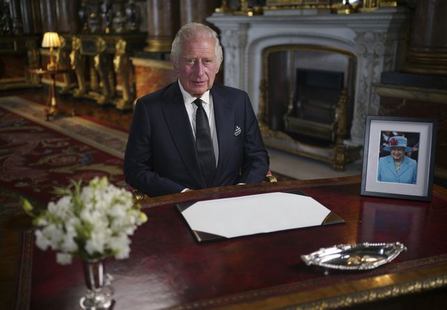 Solemne. Carlos dio su primer discurso desde el Palacio de Buckingham.