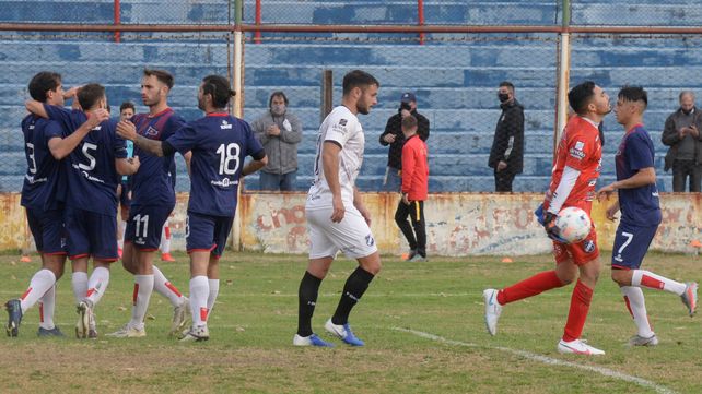 Venga ese abrazo. Paulo Killer anotó el tercer tanto de penal y todo el equipo busca asociarse en el festejo. El charrúa sigue vivo en el torneo de la C