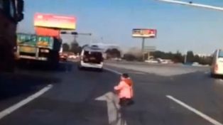 Un nene cayó del baúl de una camioneta en medio de la calle y el chico se salvó de milagro