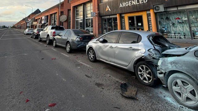 Un joven de 27 años debió recibir asistencia médica tras chocar tres vehículos estacionados y experimentar deficiencia respiratoria&nbsp;