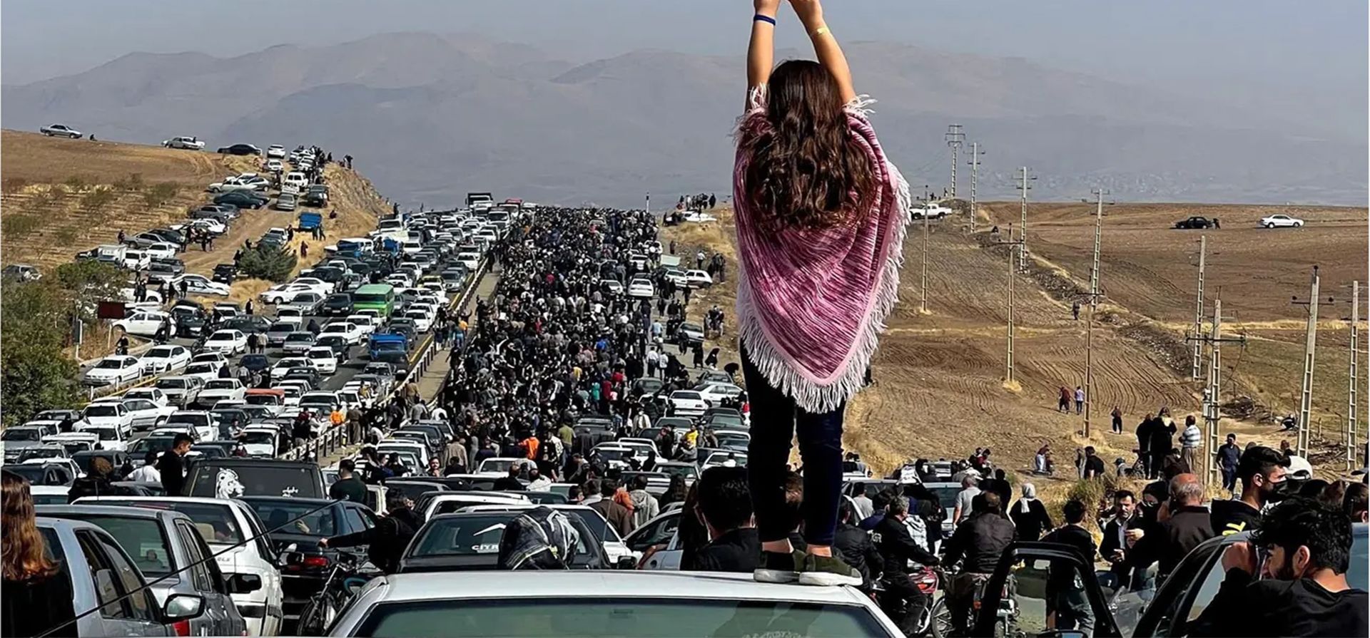 Manifestantes y dolientes se reúnen en el funeral de Mahsa Amini, Irán. La muerte de Mahsa Amini el 16 de septiembre en Irán provocó protestas y disturbios que continúan desafiando al régimen represivo del líder supremo Ali Khamenei. Foto: AFP Photo/UGC Image