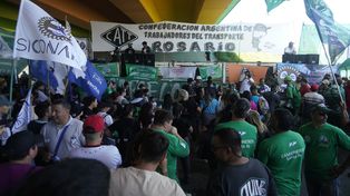Unidad. Un amplio espectro de organizaciones sindicales y sociales se reunió en el cruce de Circunvalación y Perón.