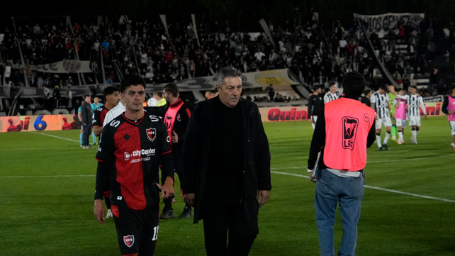 Frank Kudelka.&nbsp; Alan Soñora acompaña la salida del técnico leproso